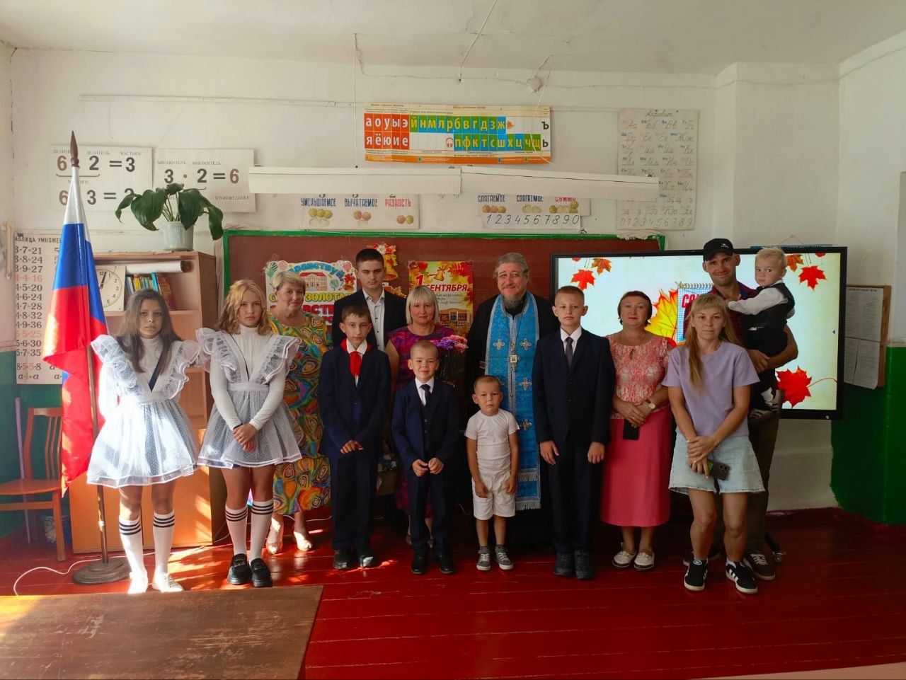 Иеромонах Ефрем принял участие в торжественной линейке, посвященной Дню знаний в "Архаровской ООШ" Малаоархангельского района.