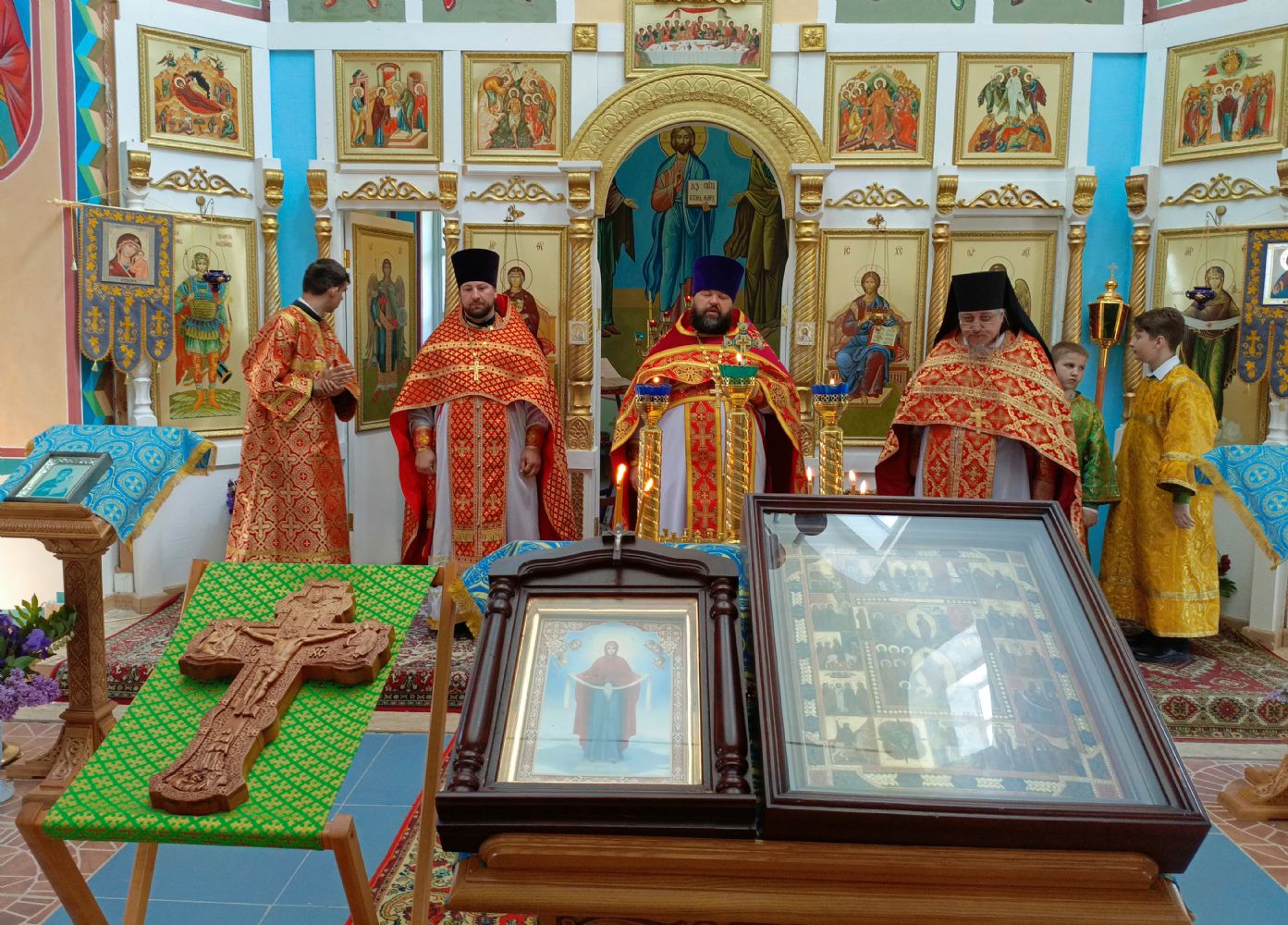 ДУХОВЕНСТВО МАЛОАРХАНГЕЛЬСКОГО БЛАГОЧИНИЯ СОВЕРШИЛО ПРАЗДНИЧНУЮ БОЖЕСТВЕННУЮ ЛИТУРГИЮ В ДЕНЬ ПАМЯТИ РАВНОАПОСТОЛЬНЫХ МЕФОДИЯ И КИРИЛЛА