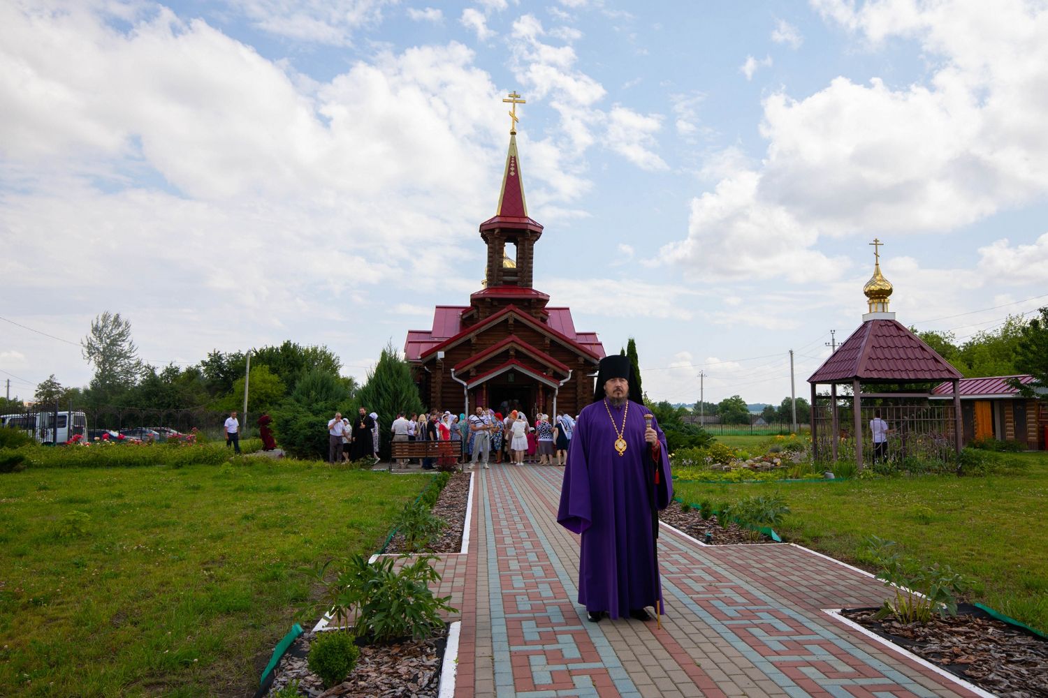 ПРАЗДНИЧНАЯ АРХИЕРЕЙСКАЯ БОЖЕСТВЕННАЯ ЛИТУРГИЯ В ХРАМЕ СВЯТЫХ БЕССРЕБРЕНИКОВ КОСЬМЫ И ДАМИАНА С. ЛУКОВЕЦ