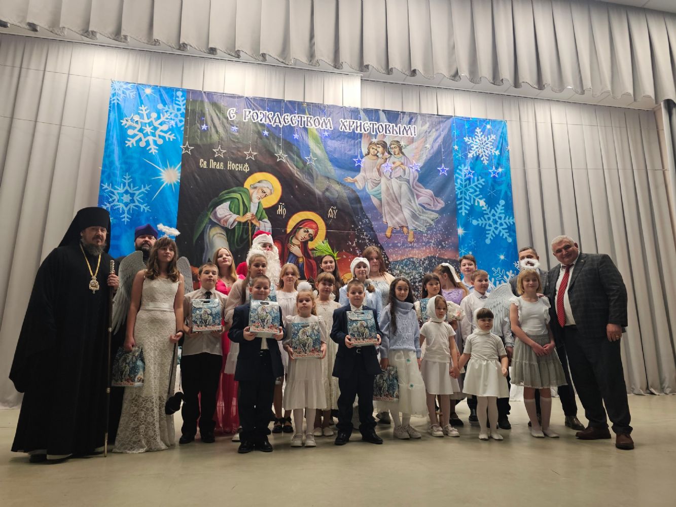 РОЖДЕСТВЕНСКАЯ РАДОСТЬ ДЛЯ ДЕТЕЙ: В МАЛОАРХАНГЕЛЬСКЕ ПРОШЛА ТРАДИЦИОННАЯ АРХИЕРЕЙСКАЯ ЁЛКА